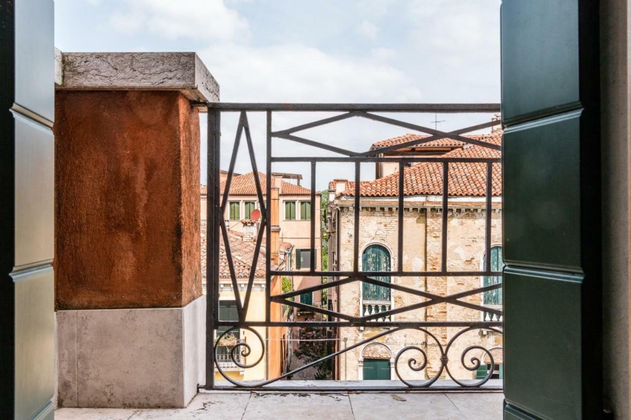 Carmini Canal View And Balcony With Lift Venice Exterior photo