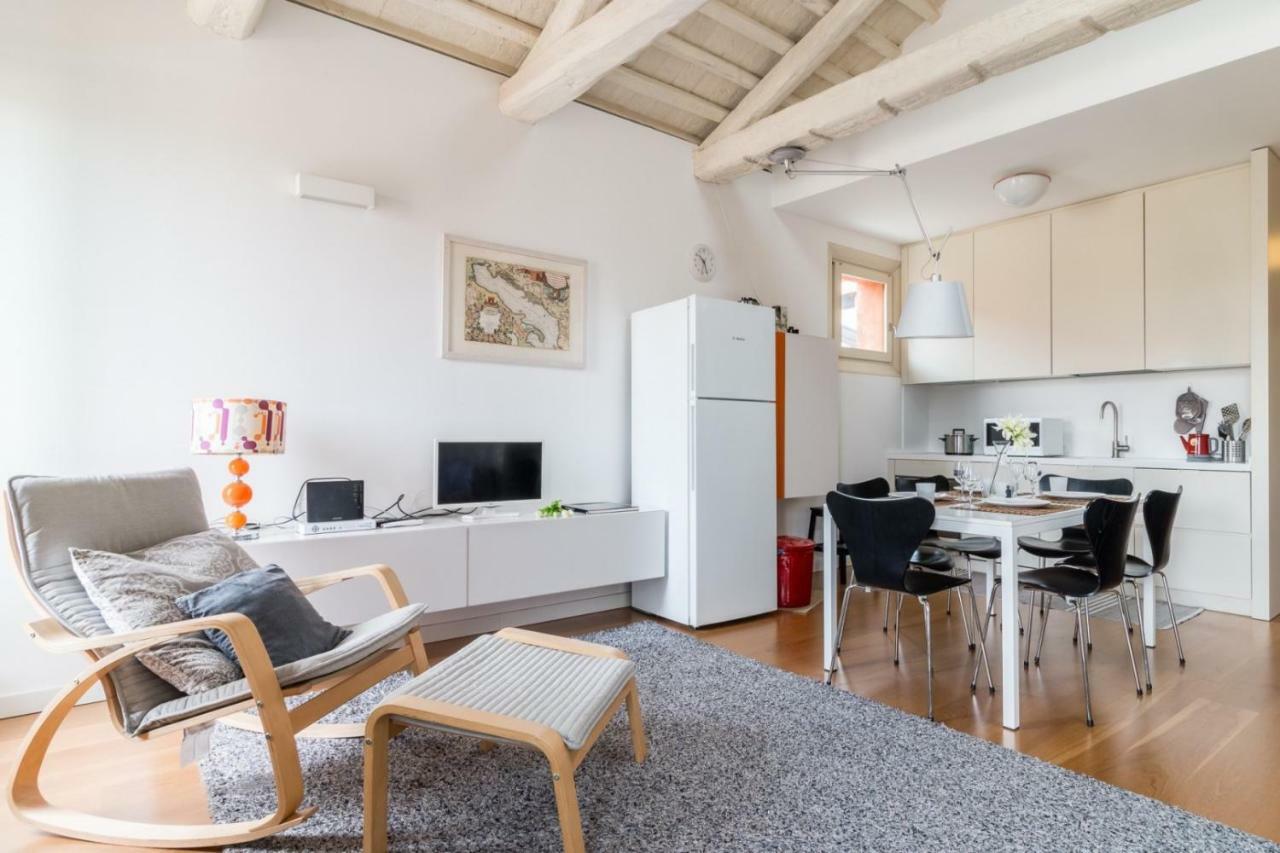 Carmini Canal View And Balcony With Lift Venice Exterior photo