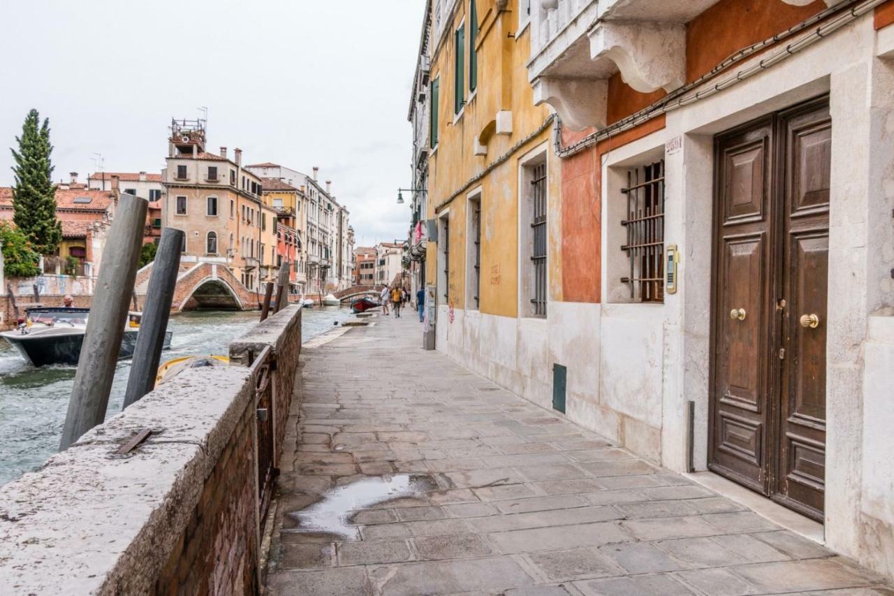Carmini Canal View And Balcony With Lift Venice Exterior photo