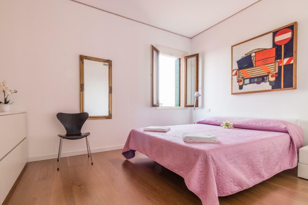 Carmini Canal View And Balcony With Lift Venice Exterior photo