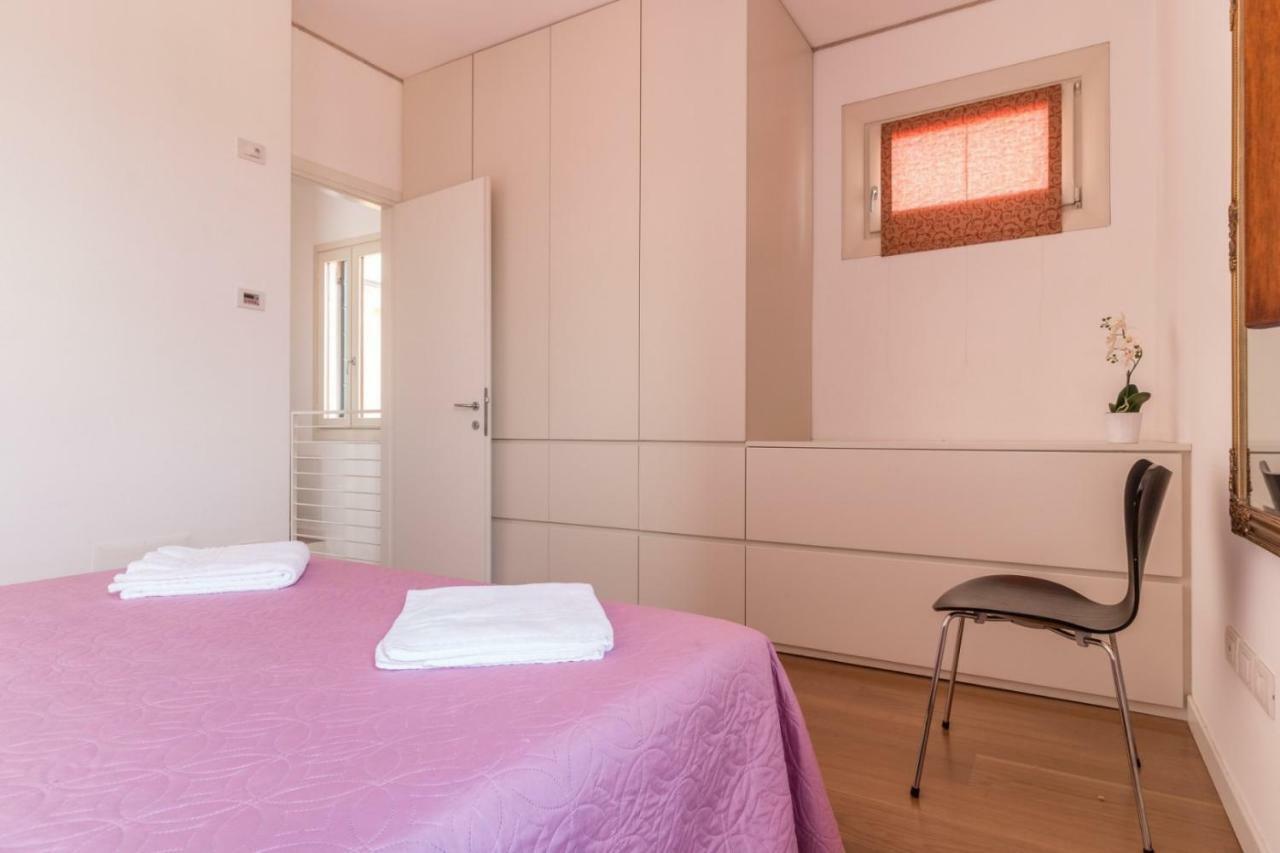 Carmini Canal View And Balcony With Lift Venice Exterior photo